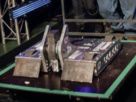 El Condor Machine, robot de batalla, sobre la arena de un torneo de combate