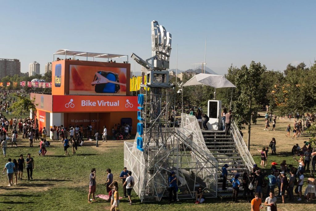 La Monster Hand montada en un evento al aire libre, rodeada de público
