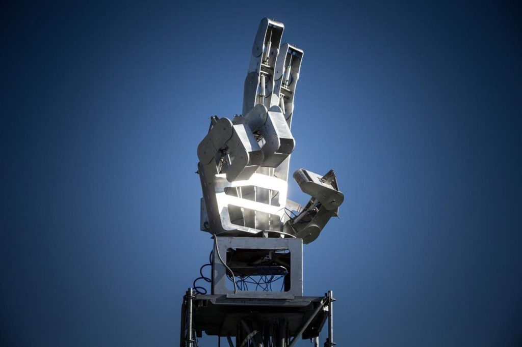 La Monster Hand, la mano robótica de cuatro metros, recortada contra el cielo