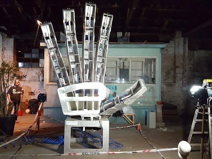 La Monster Hand, la mano robótica de cuatro metros, durante su montaje nocturno