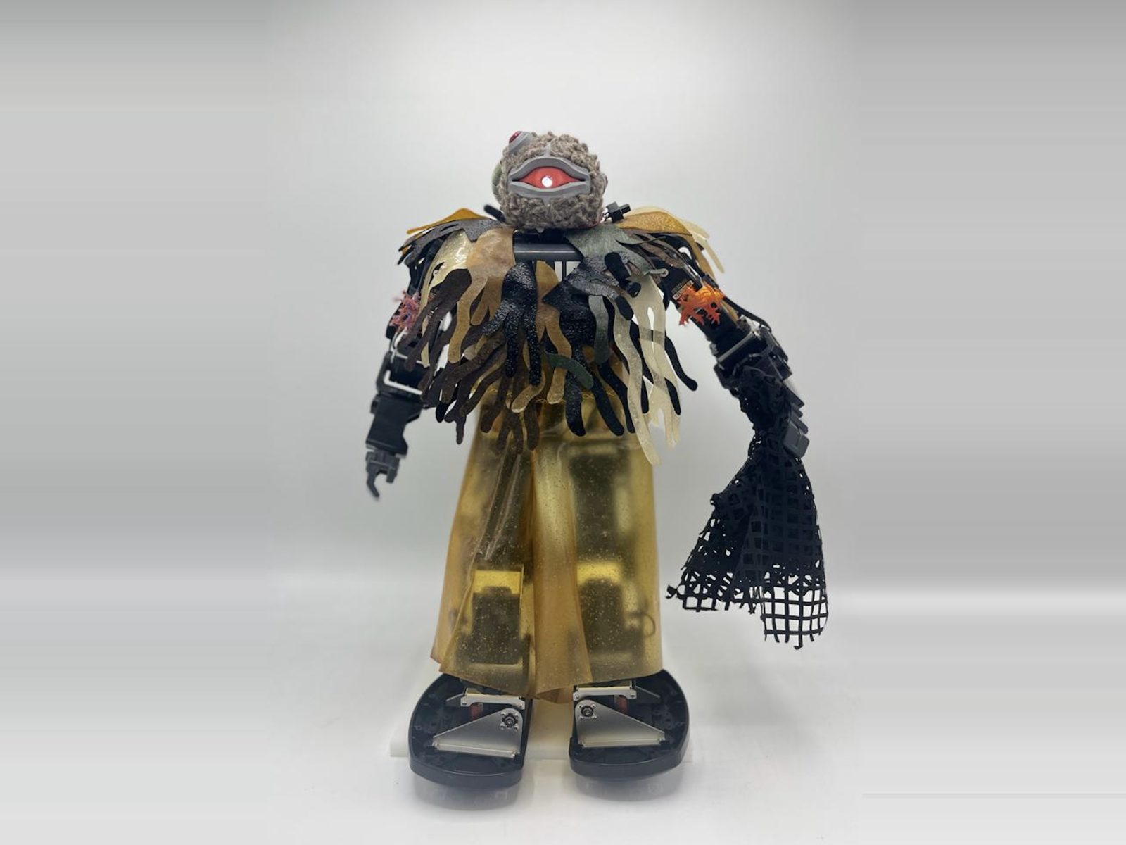 Mr. Kondor, el robot bípedo de 45 cm, con su indumentaria de competición