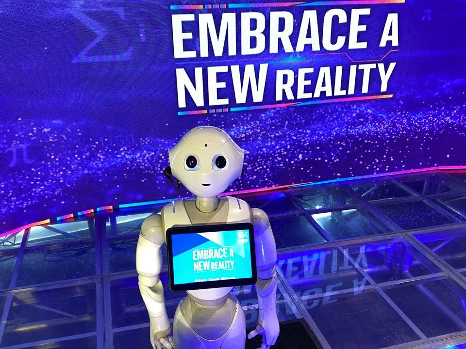 El robot Pepper sobre la pasarela iluminada de un lanzamiento tecnológico