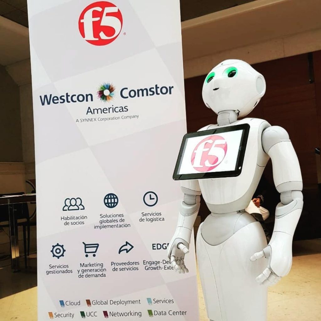 El robot Pepper junto al pendón de un cliente en una feria corporativa