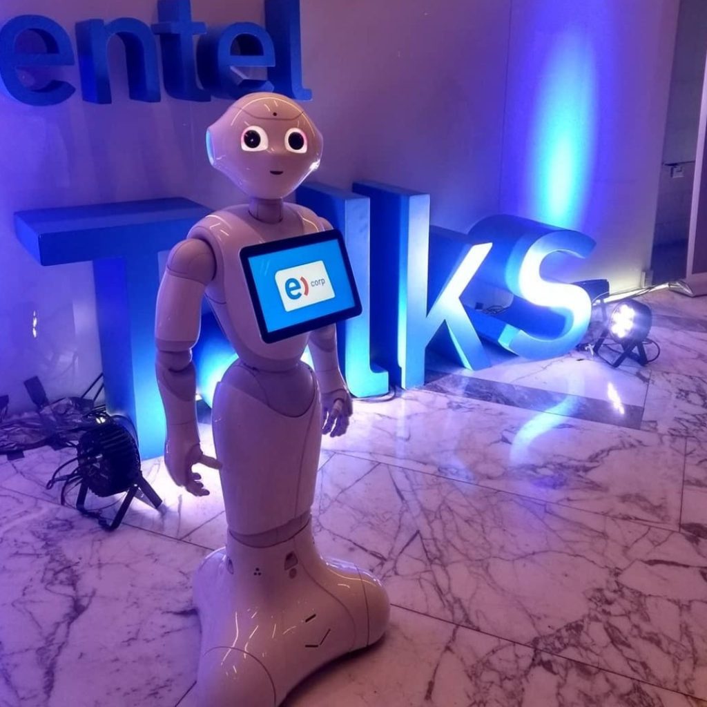 El robot Pepper recibiendo a los asistentes en un evento corporativo