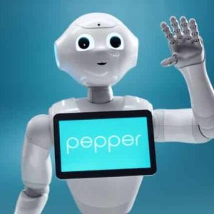 El robot Pepper saludando con la mano, con su nombre en la tableta del pecho