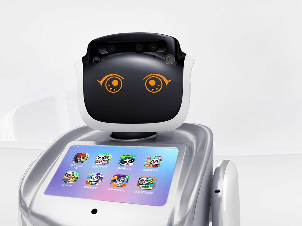 Robot Eva de medio cuerpo, con los ojos animados y la pantalla táctil del pecho encendida