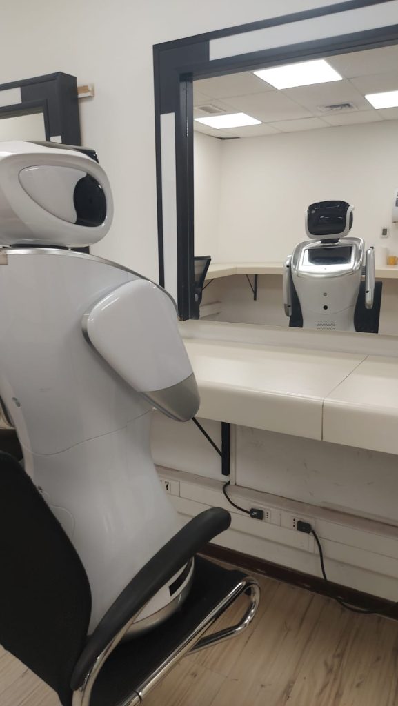 Robot Eva en las oficinas de Arriendorobot antes de salir a un evento