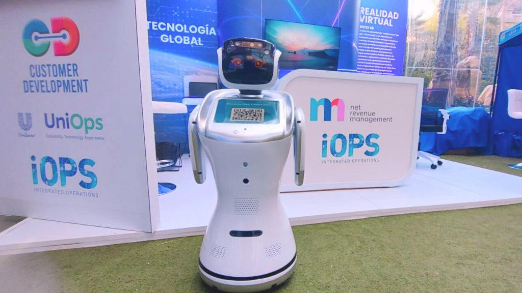 Robot Eva atendiendo en el estand de una feria empresarial