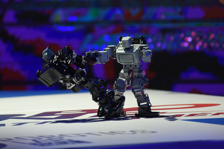 Dos robots de combate enfrentándose en el ring durante una exhibición
